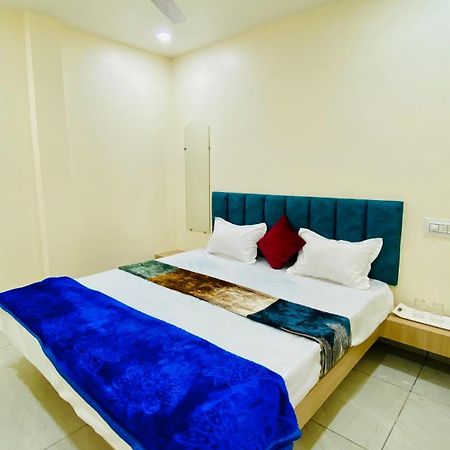 Hotel Raghavan In Front Of Railway Station Platform No 8 Ujjain Exterior foto