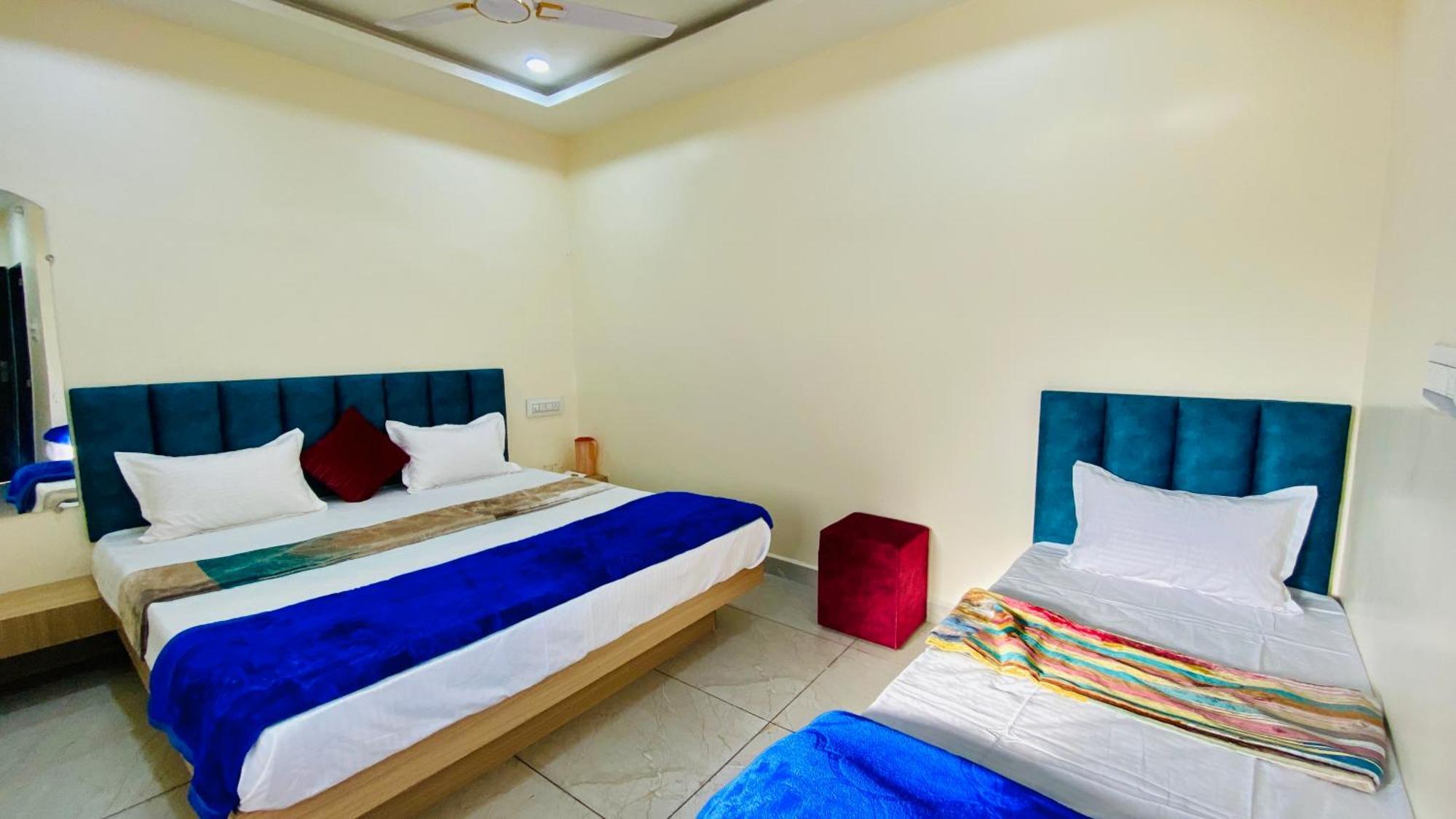 Hotel Raghavan In Front Of Railway Station Platform No 8 Ujjain Exterior foto