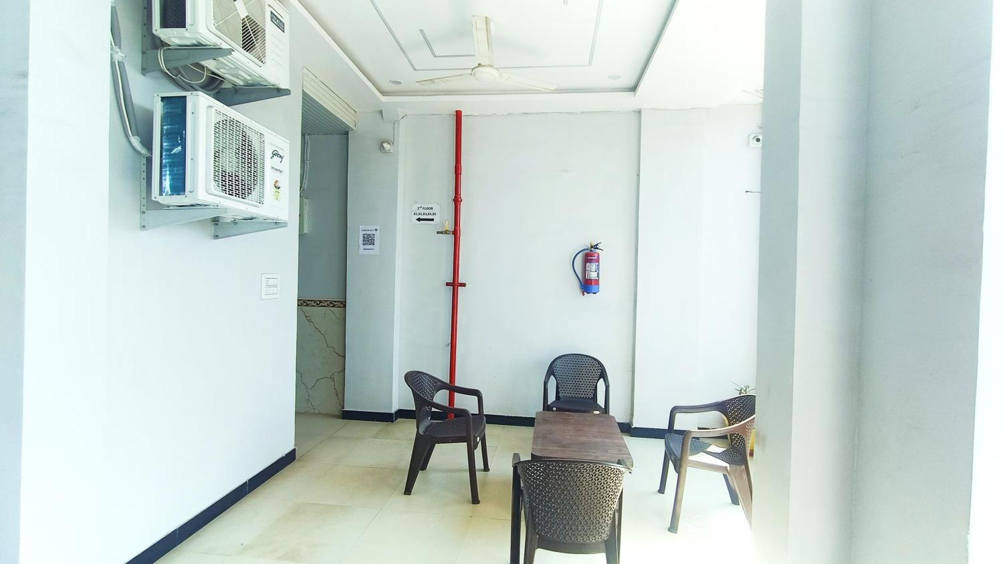 Hotel Raghavan In Front Of Railway Station Platform No 8 Ujjain Exterior foto