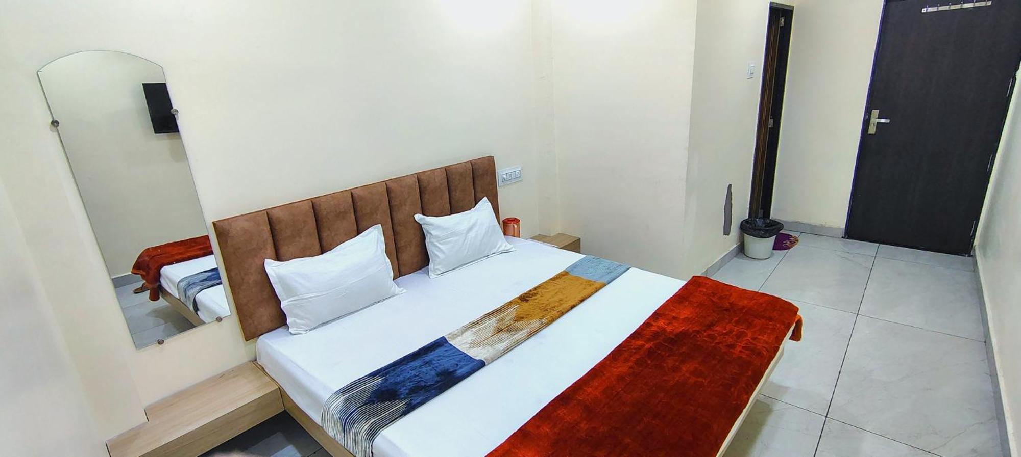 Hotel Raghavan In Front Of Railway Station Platform No 8 Ujjain Exterior foto