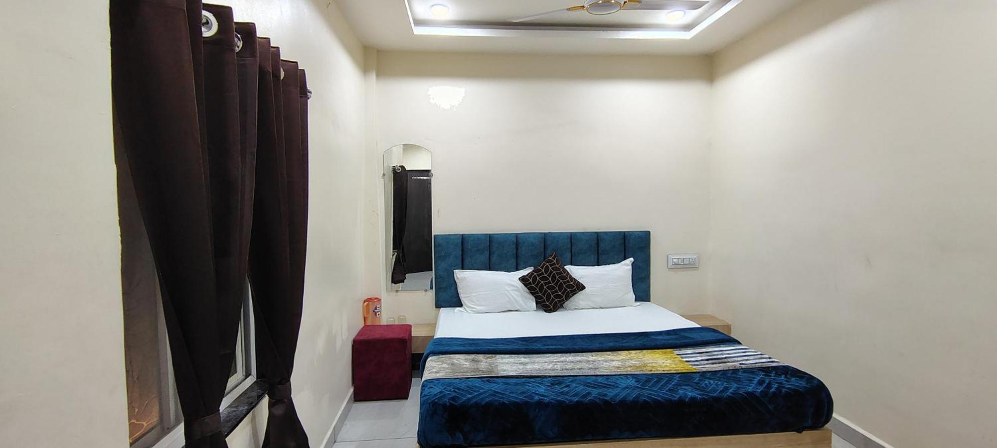 Hotel Raghavan In Front Of Railway Station Platform No 8 Ujjain Exterior foto