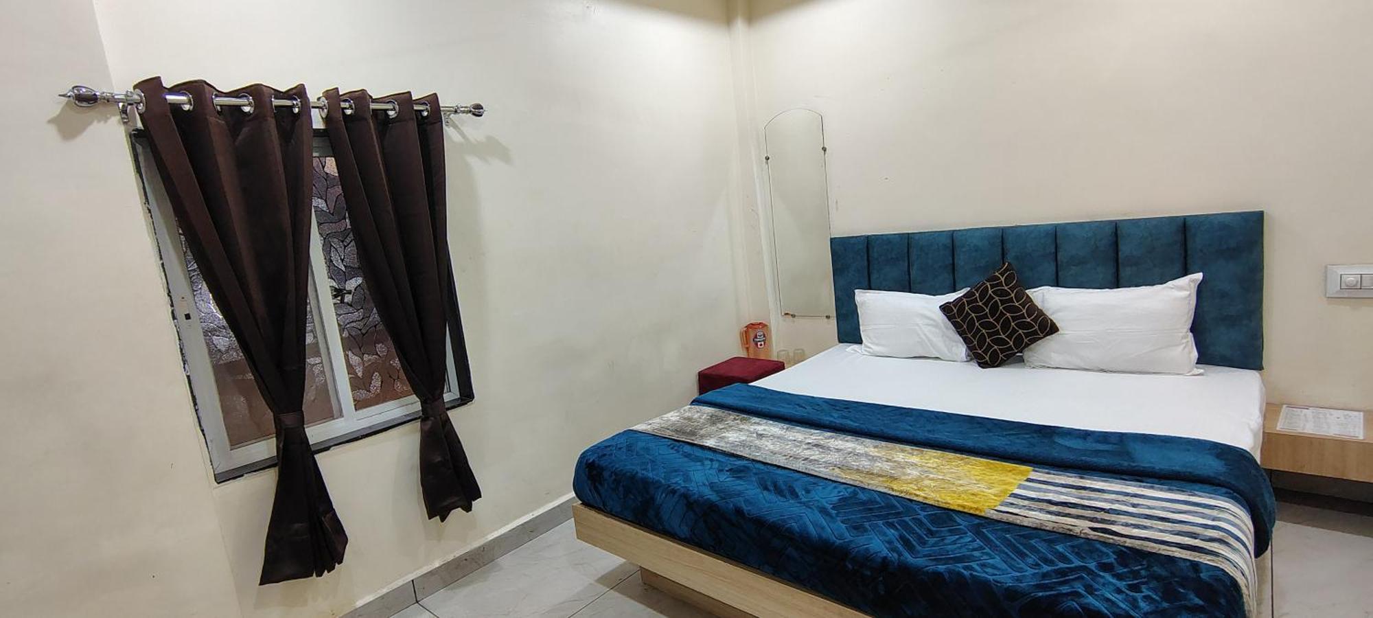 Hotel Raghavan In Front Of Railway Station Platform No 8 Ujjain Exterior foto