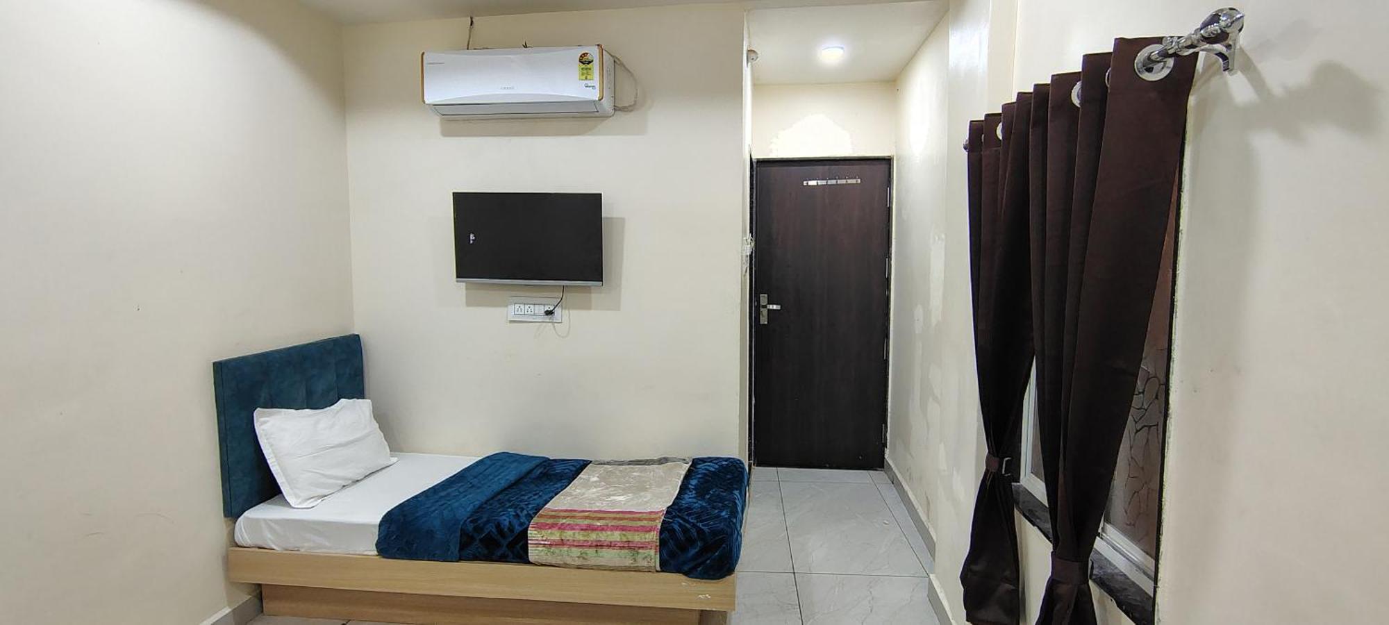 Hotel Raghavan In Front Of Railway Station Platform No 8 Ujjain Exterior foto