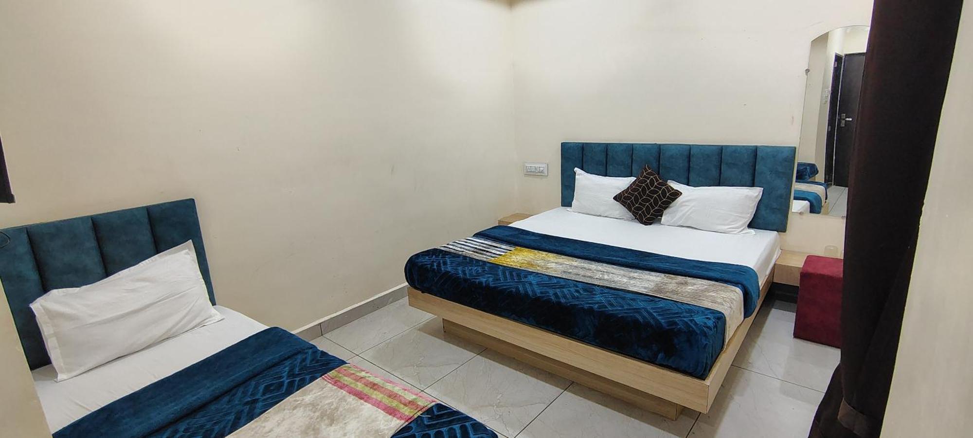 Hotel Raghavan In Front Of Railway Station Platform No 8 Ujjain Exterior foto